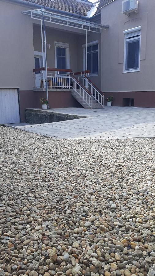 Glamour Apartman Gyula Extérieur photo